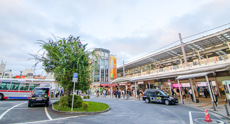 エコスタイル自由が丘店は、自由が丘駅北口を出てロータリーを越えたところにあるしらかば通りをまっすぐに進んだ場所にあるお店です