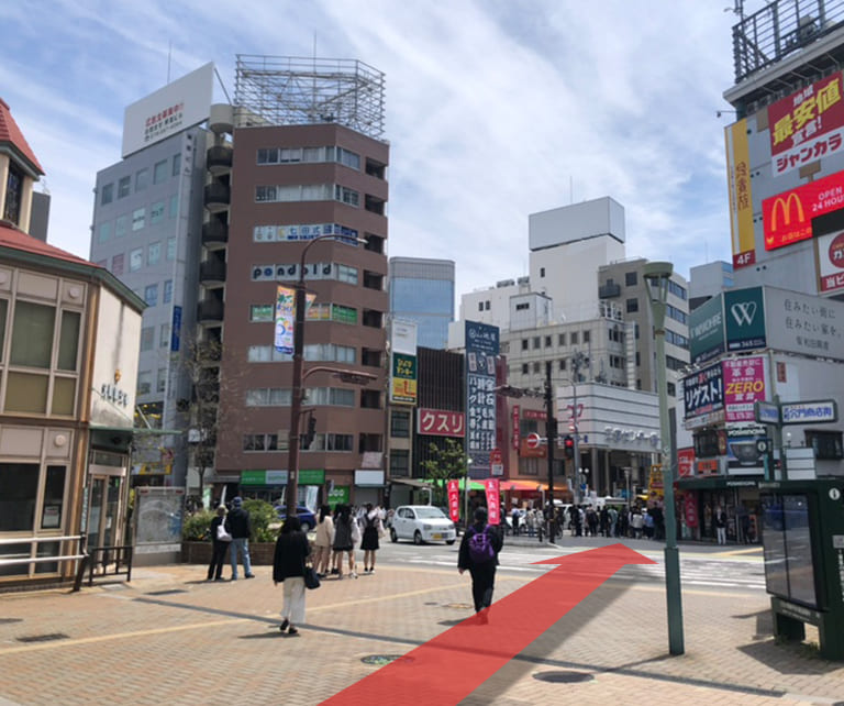 元町駅交番を左手に横断歩道を渡ります。