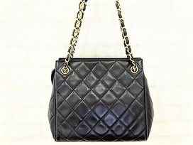 シャネルの黒　マトラッセ　チェーンショルダーバッグの買取実績です。