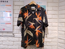新宿でワコマリアを買取。極楽鳥ハワイアンシャツを買取しました。状態は若干の使用感がある中古品です。