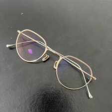心斎橋店で、アイヴァン7285のメタルフレームの眼鏡を買取しました。状態は若干の使用感がある中古品です。