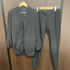 心斎橋でディオールオム買取。2017年製の内側オブリーク柄デザインの2Pブラックスーツを買取しました。状態は綺麗な状態の中古美品です。