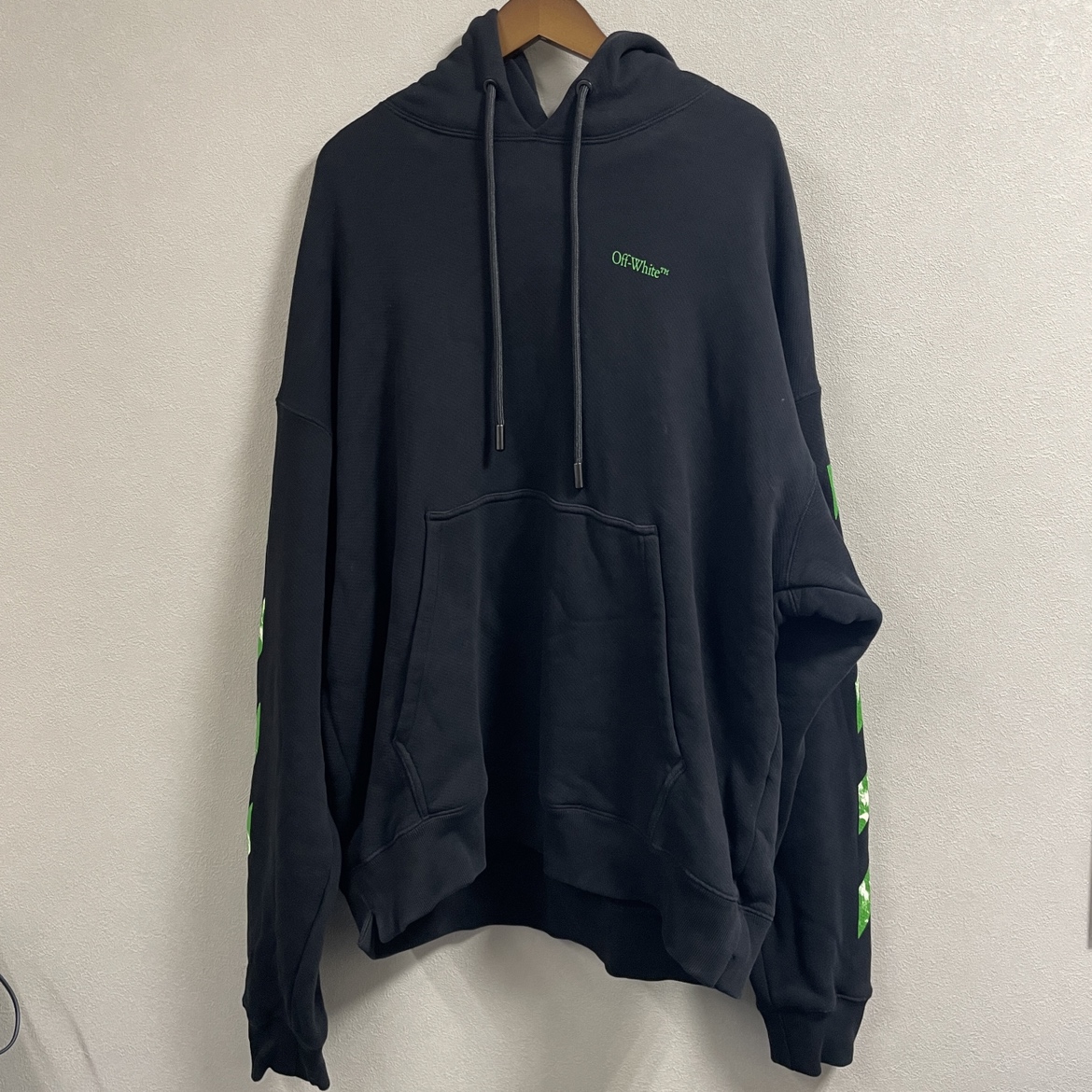 オフホワイトの23AW OMBB085F23FLE010 Moon Cam Arrow Skate Hoodie パーカーの買取実績です。