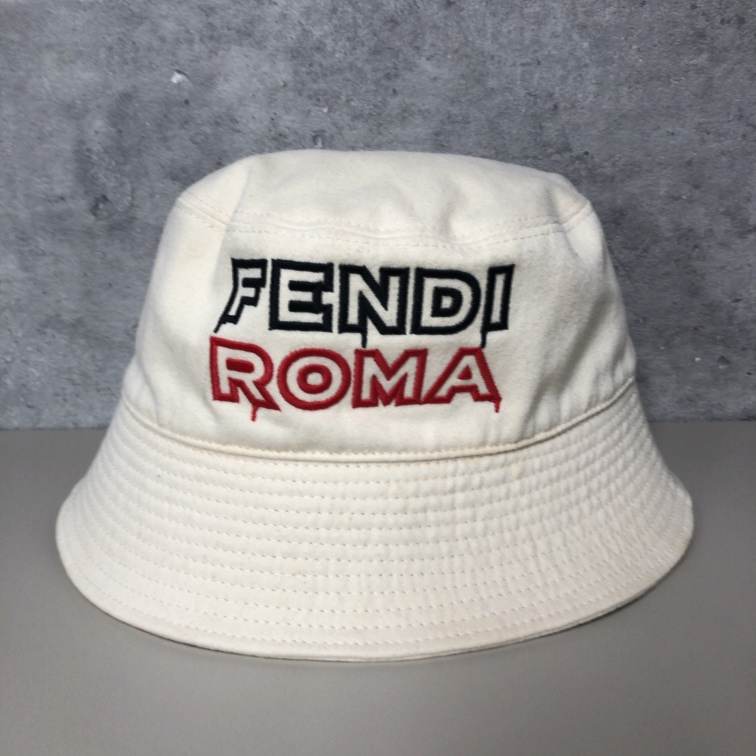 フェンディのマークジェイコブスコラボ FENDI ROMA ロゴハット FXQ801 ANAR Sの買取実績です。