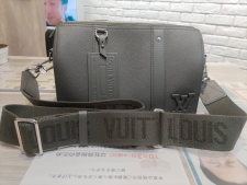 新宿でルイヴィトンを買取。LVアエログラムのシティキーポル、M21437を買取しました。状態は綺麗な状態の中古美品です。